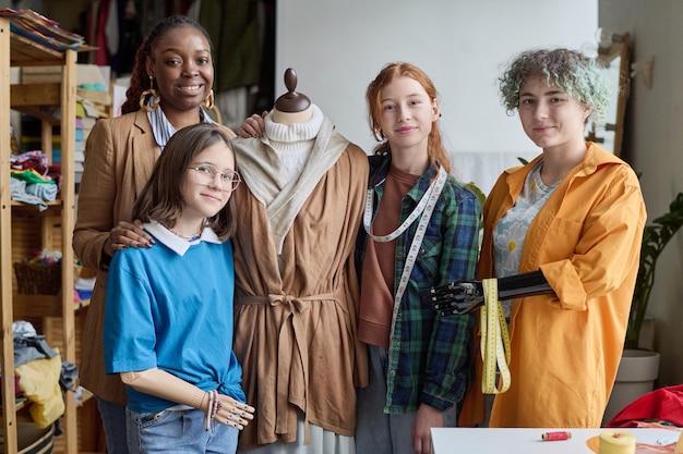 spokojní študenti kurzov vyšívania